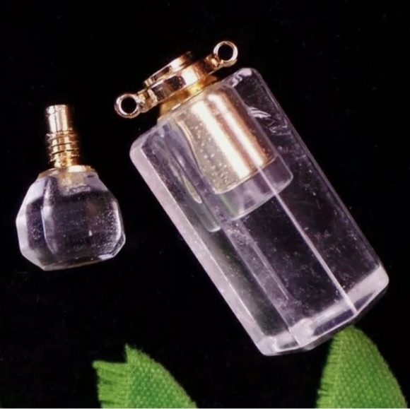 New Crystal Quartz Essential Oils Pendant. - Picture 3 of 4